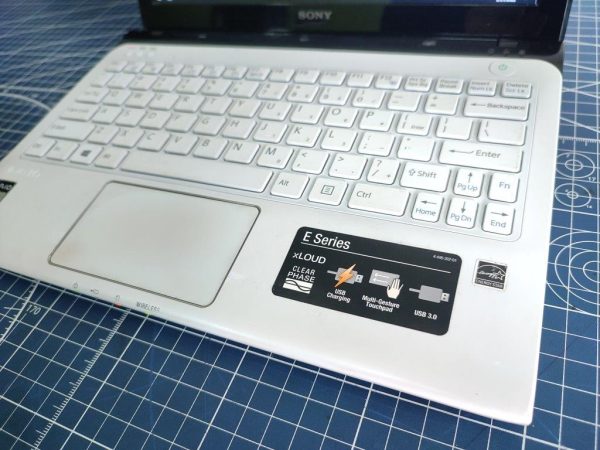 Sony Vaio SVE11135CVW AMD E2-2000 Radeon 7340 Ram 2GB 11in HD Win Ori [Sold-Out] - Image 5